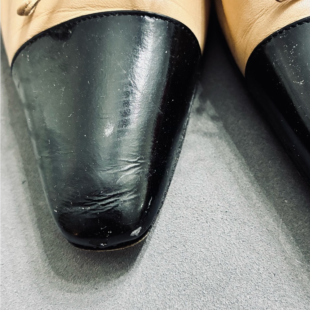 CHANEL Two-Tone Beige and Black heels - Picture 3 of 12